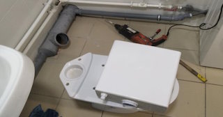 Установка напольного унитаза в Донецке: монтаж под ключ от СантехДомДнк от 5260 рублей.